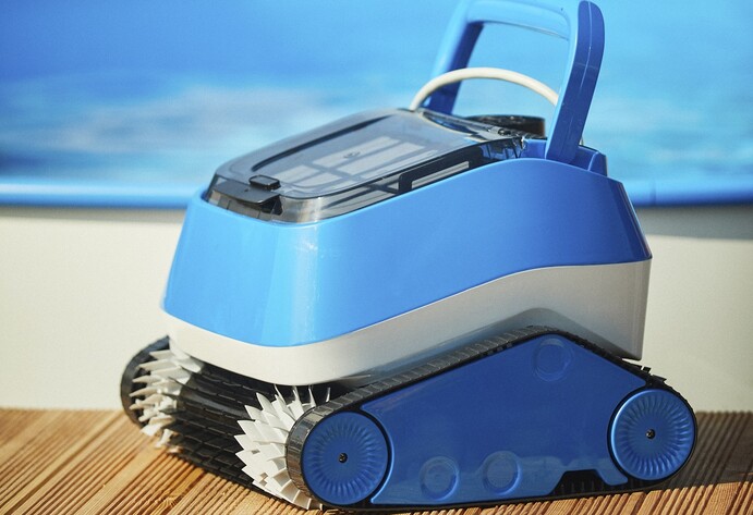 Poolroboter steht neben Pool
