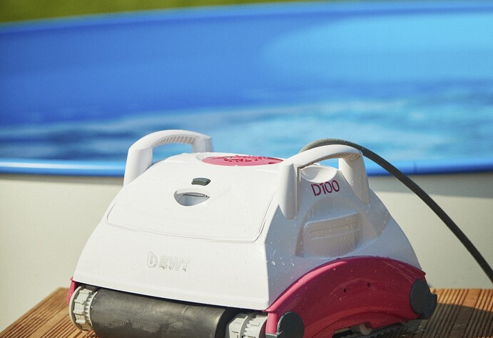Poolroboter steht neben Pool