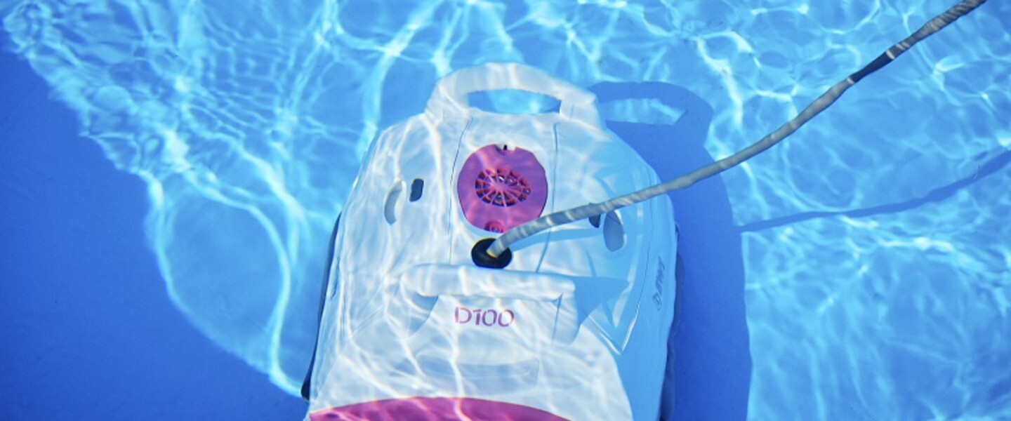 Poolroboter reinigt Poolwasser