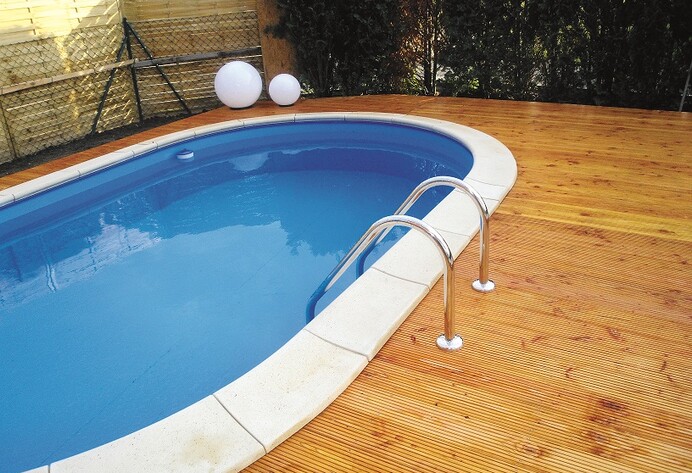 Schwimmbadumrandung aus Holz