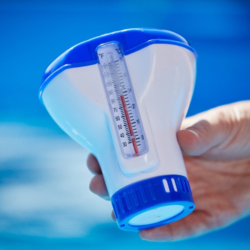 Wasserthermometer in der Hand