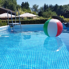 Pool mit Wasserball