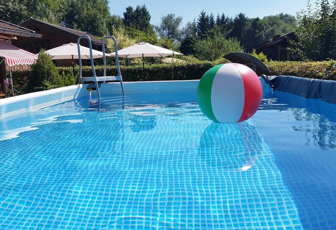 Pool mit Wasserball