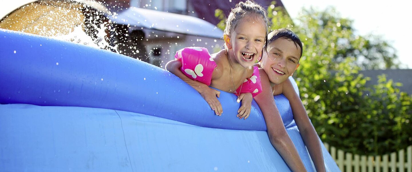 Kinder planschen im Quick-Up Pool