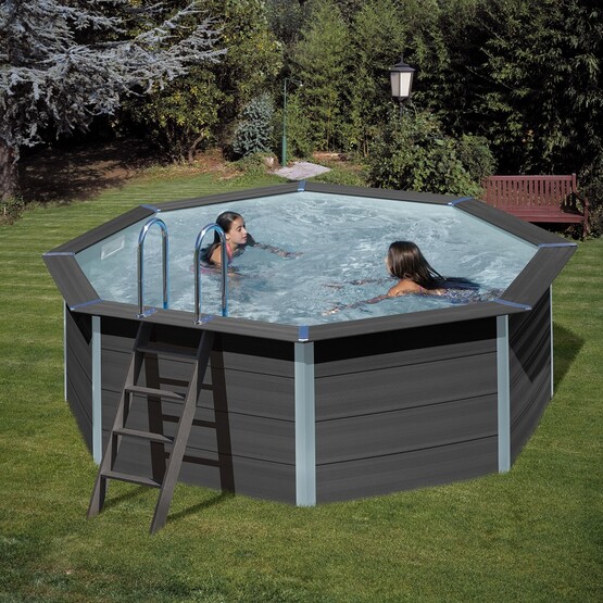 Kinder baden in einem WPC-Pool im Garten