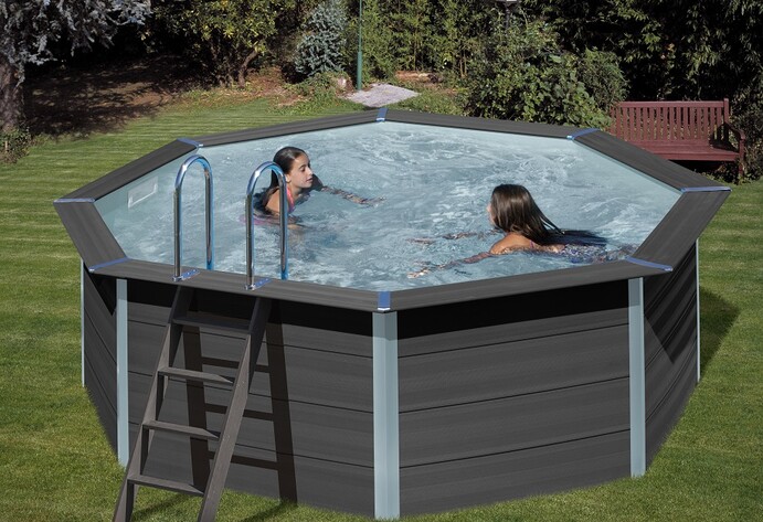 Kinder baden in einem WPC-Pool im Garten
