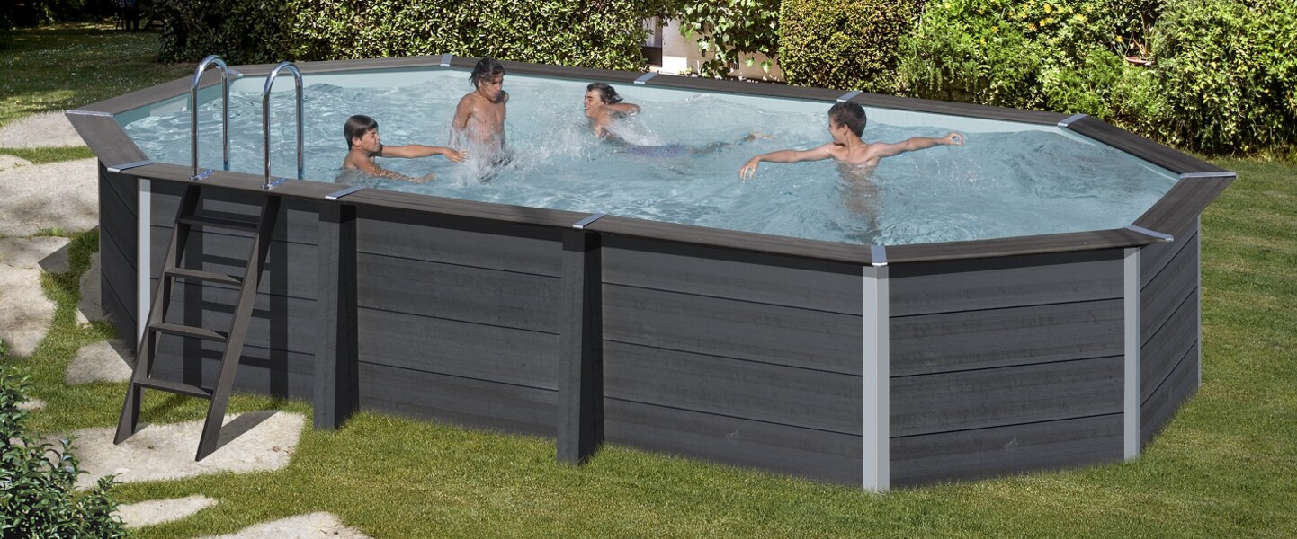 Kinder planschen im WPC-Pool
