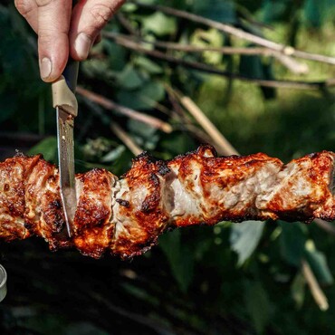 Fleisch am Spieß wird gelöst