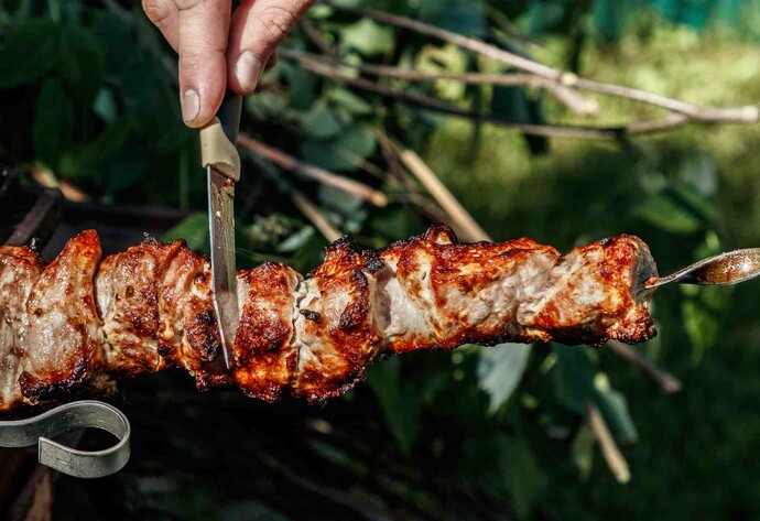 Fleisch am Spieß wird gelöst