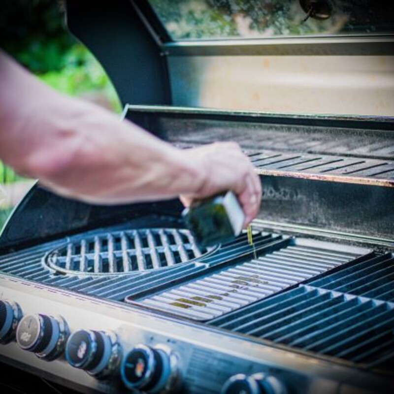 Öl auf die Grillplatte geben