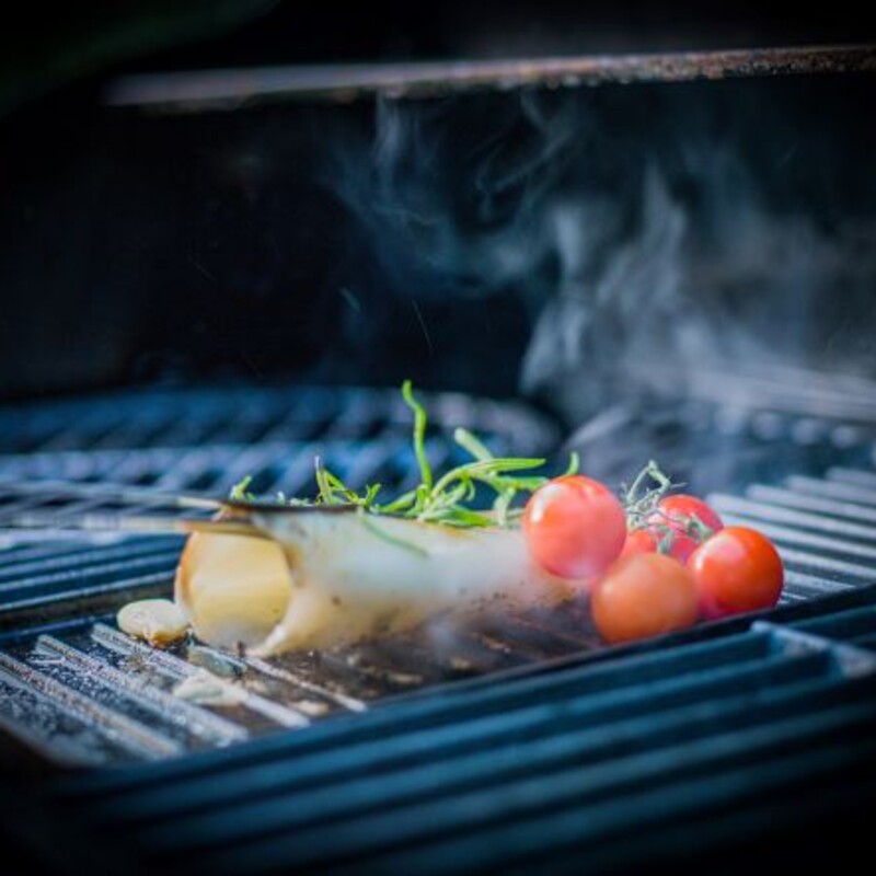 Strauchtomaten und Rosmarin auf die Grillplatte legen