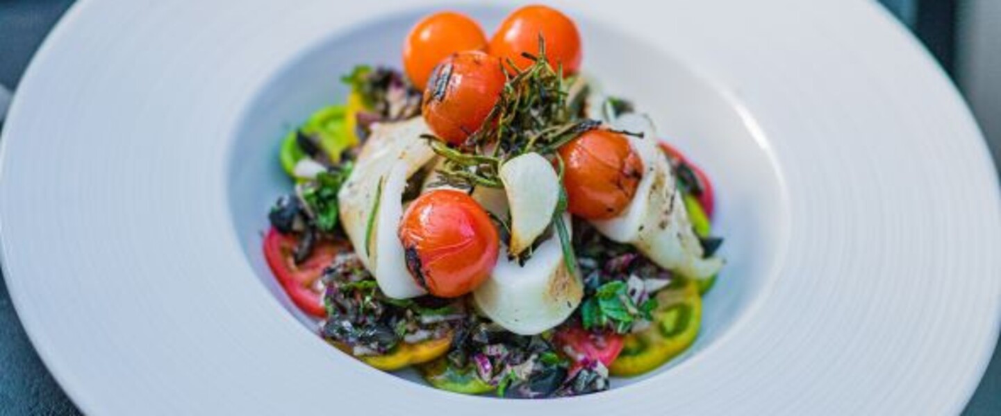 Angerichtetes Rezept: Calamari auf Kalabrischen Tomatensalat