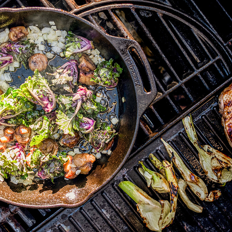 Entenbrust mit Rotkohlröschen - Maronengemüse auf dem Grill zubereiten