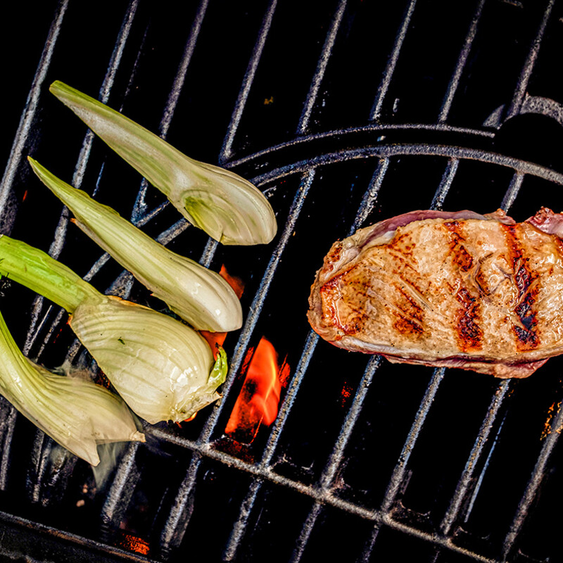 Fenchel direkt auf den Grill legen