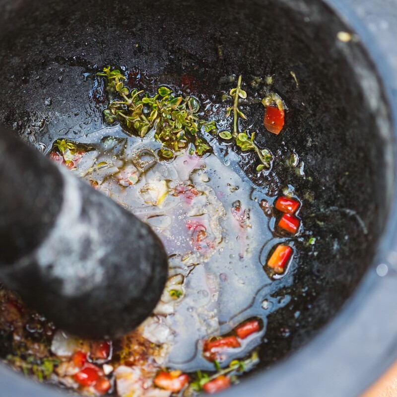 Marinade mit Olivenöl vermengen