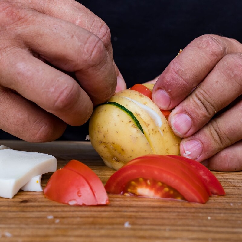 Einschnitte abwechselnd mit Tomate, Morzarella und Zucchini befüllen