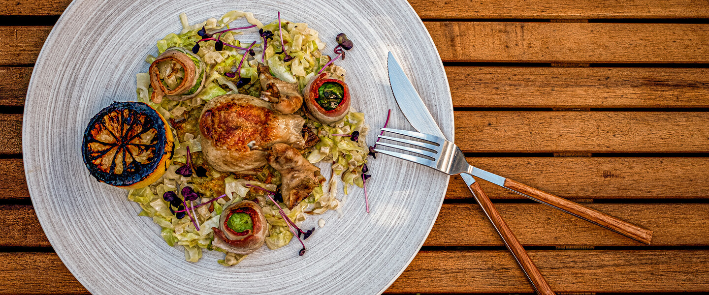 Gegrillte Wachtel auf R&ouml;sti mit Rahmspitzkohl und Speckrosenkohl