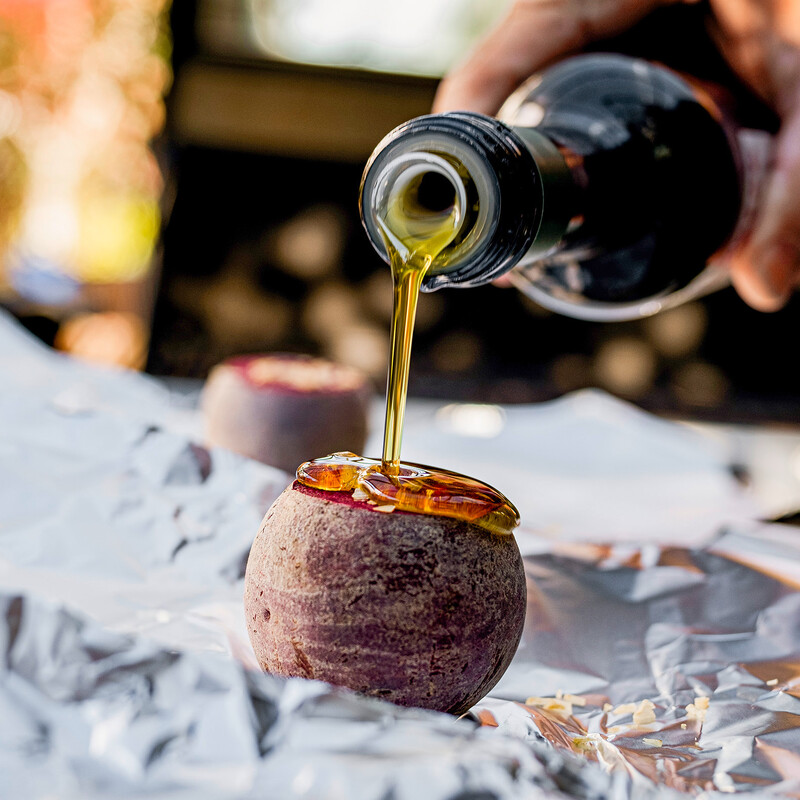 Rote Beete mit Olivenöl beträufeln