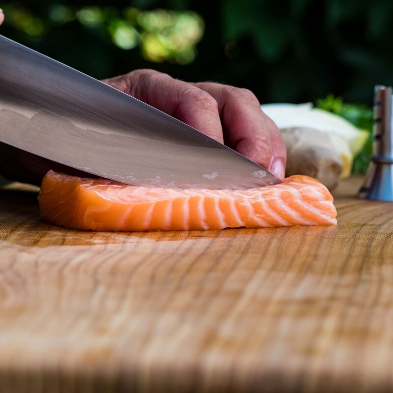 Lachs in Streichen schneiden