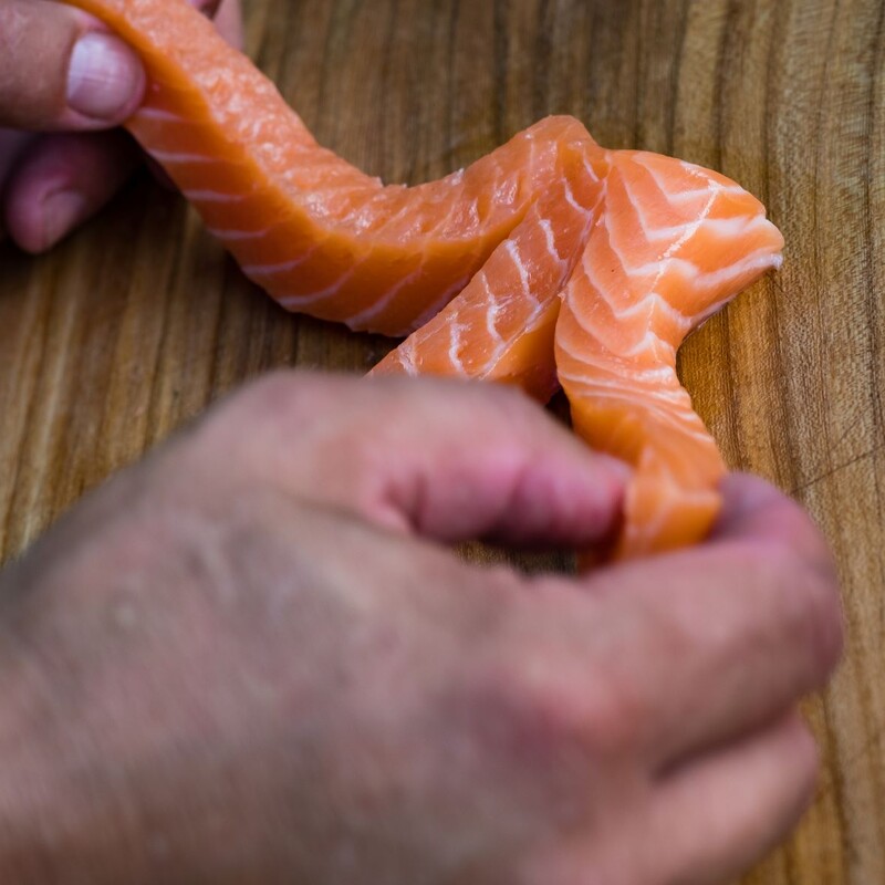 Lachs zu einem Zopf formen