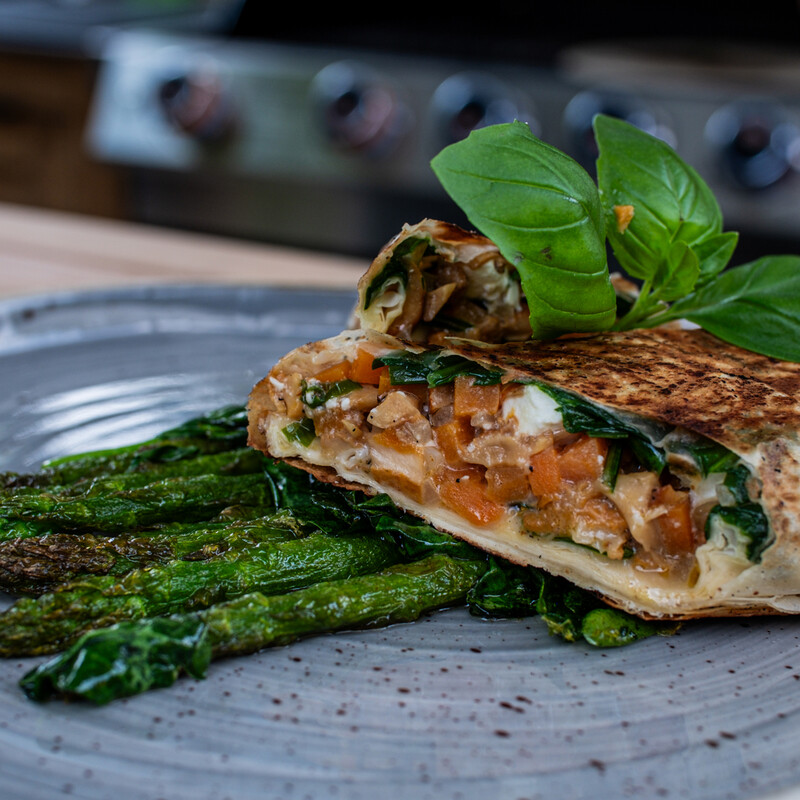 gegrillter Pfifferlingsstrudel mit grünem Spargel antichten