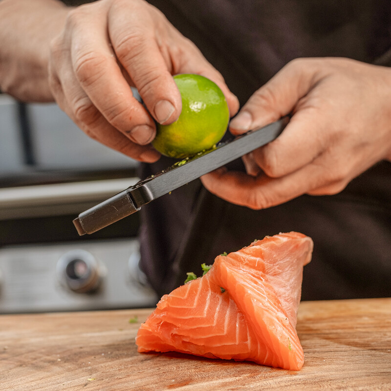 Lachstasche mit Limetten-Abrieb füllen