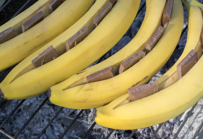 Obst und Gemüse grillen: Rezept für Banane mit Schokolade