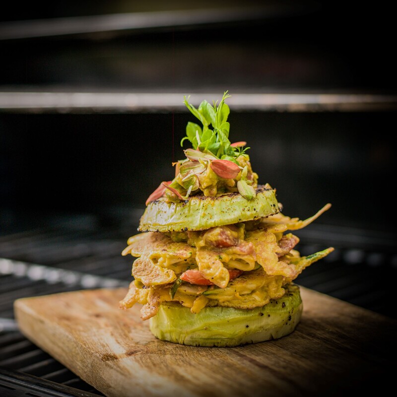 Kohlrabi-Zucchini-Burger angerichtet