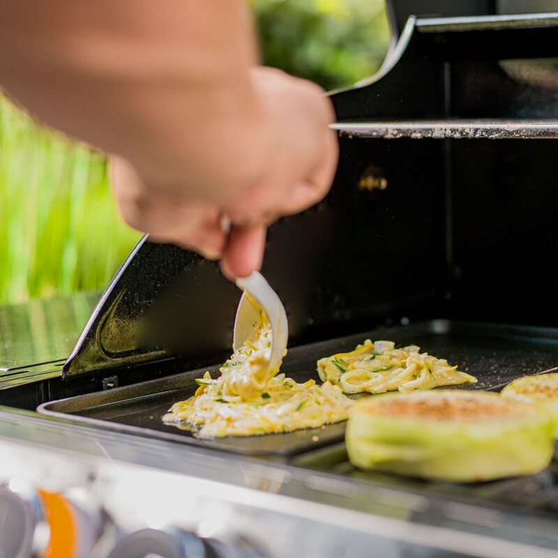 Zucchini-Masse auf dem Grill ausbacken