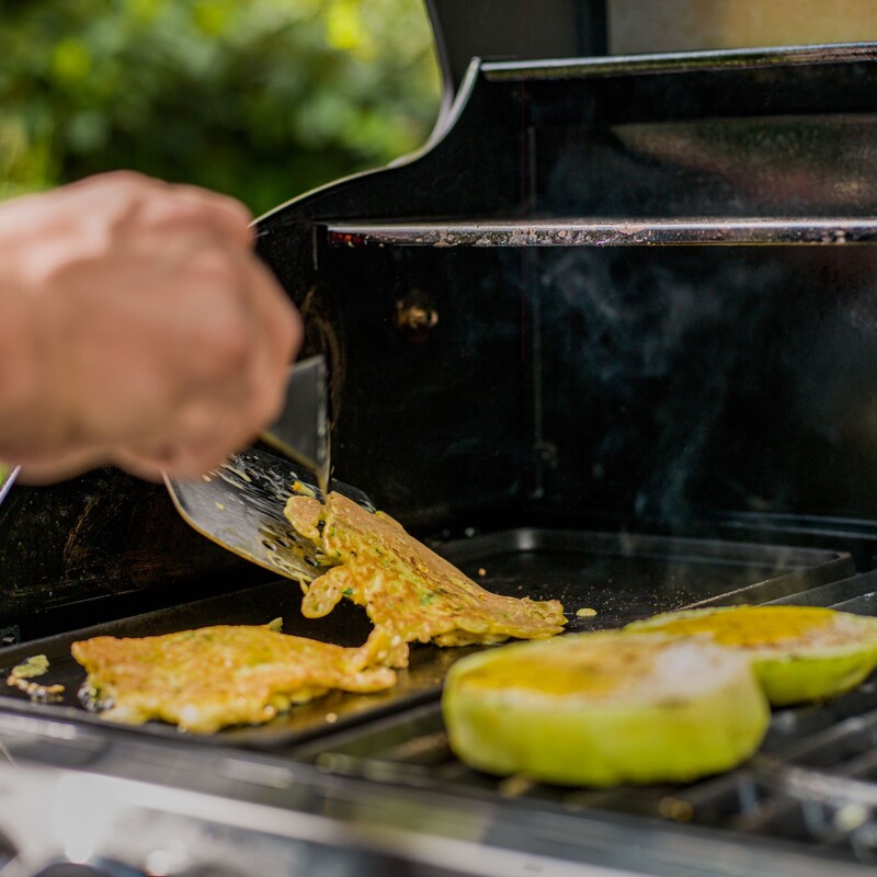 Zucchini Patties wenden