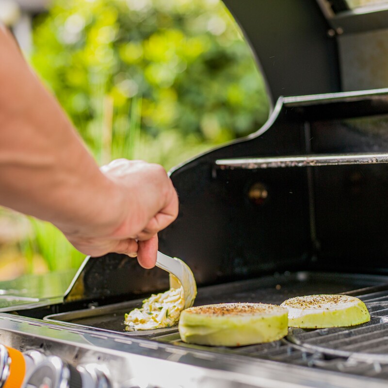 Zucchini-Masse auf die Grillplatte geben