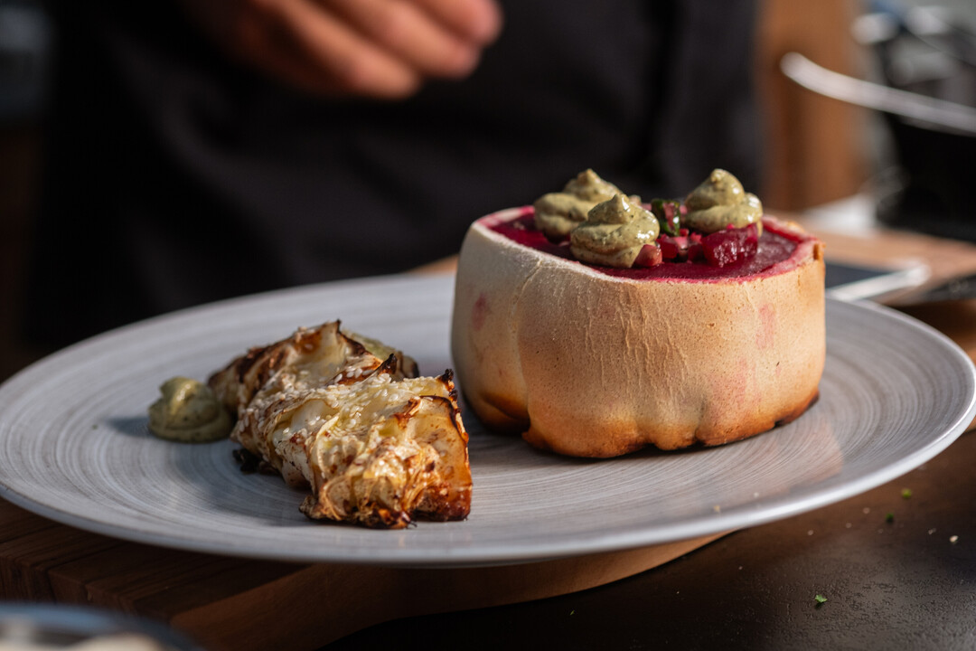 Rote Beete im Salzteig mit gegrilltem Spitzkohl und Kürbis Mayonnaise ...