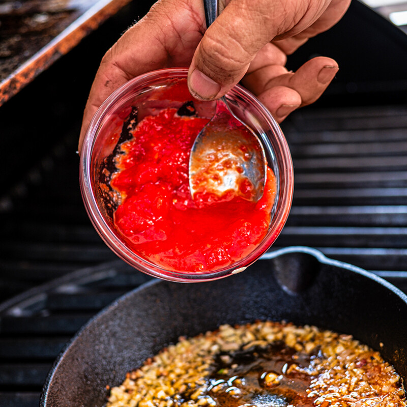 Geriebene Tomate hinzufügen