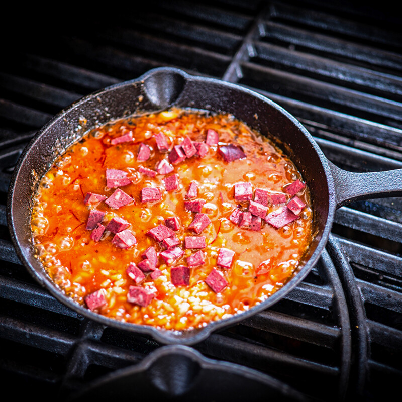 Die Paella für ca. 20 - 30 Minuten köcheln lassen, bis die komplette Flüssigkeit eingekocht ist