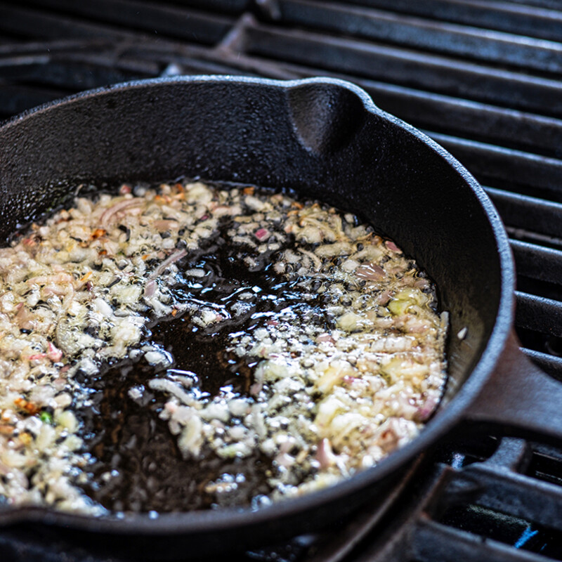 Knoblauch und Schalotten anschwitzen