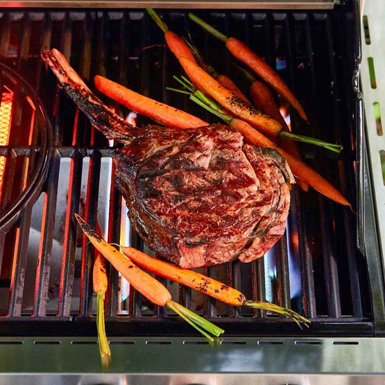 Ein Steak mit Möhren