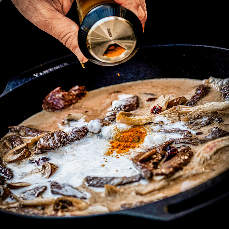 Kokosmilch hinzuf&uuml;gen und mit Currymischung w&uuml;rzen