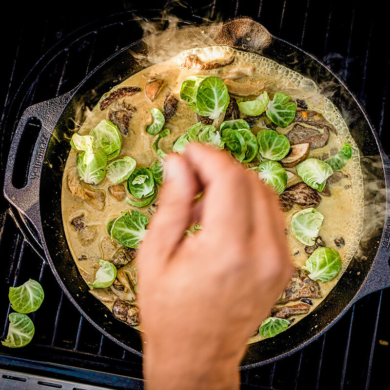 Rosenkohlbl&auml;tter und Cranberries hinzugeben
