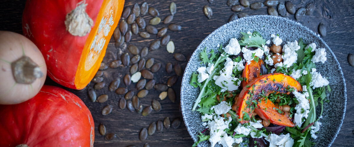 Wildkräutersalat mit gerösteten Kichererbsen, Kürbisspalten, Schafskäse ...