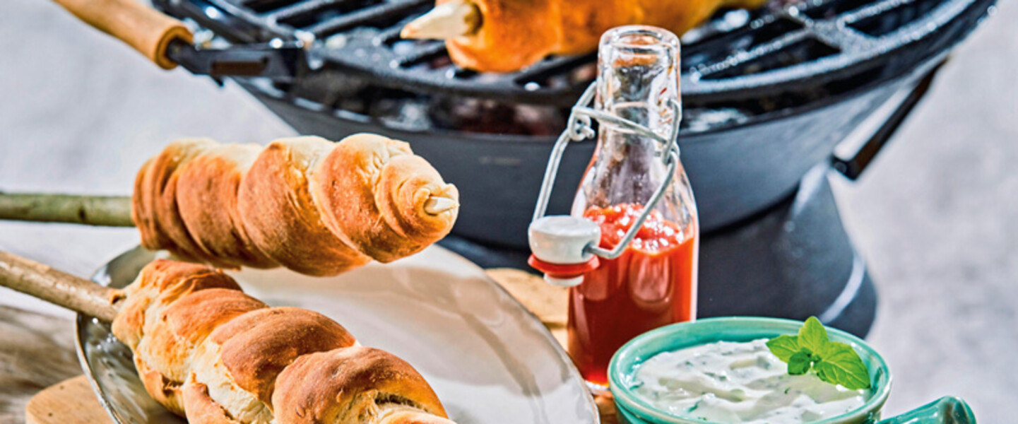 Stockbrot mit verschiedenen Dips