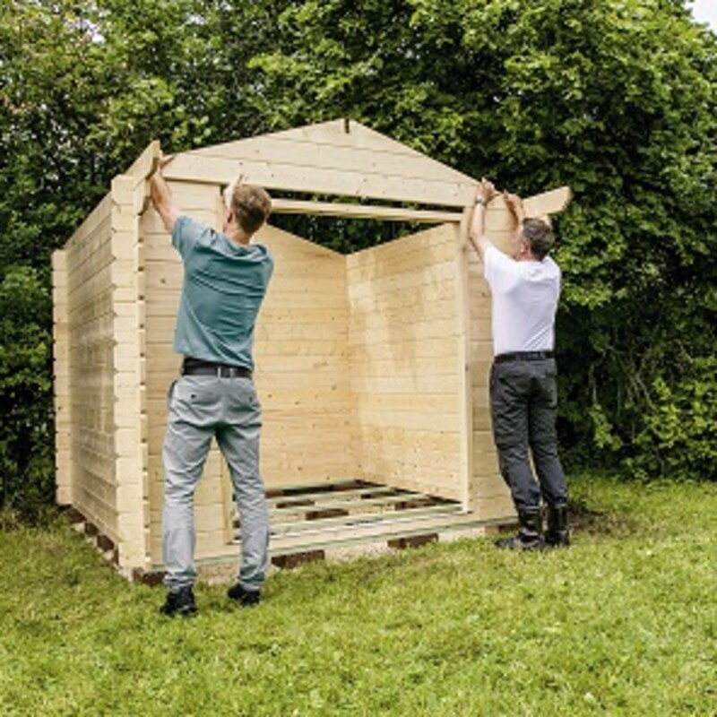 Zwei Männer justieren das Dach des Gartenhauses