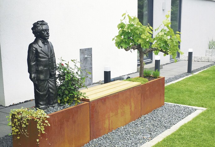 Pflanzgef&auml;&szlig;e aus Corten-Stahl im Garten