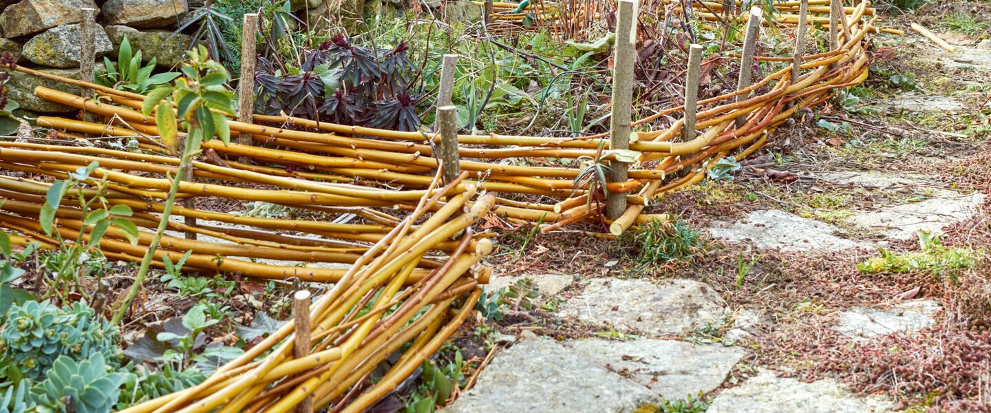 DIY-Idee: Beeteinfassung aus Weide