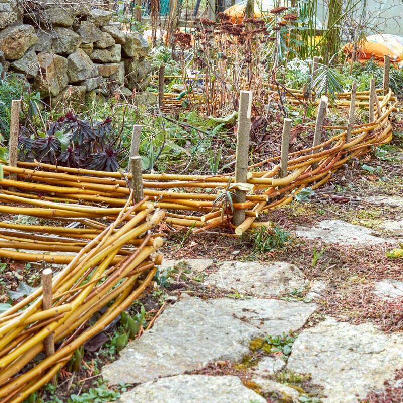 DIY-Idee: Beeteinfassung aus Weide
