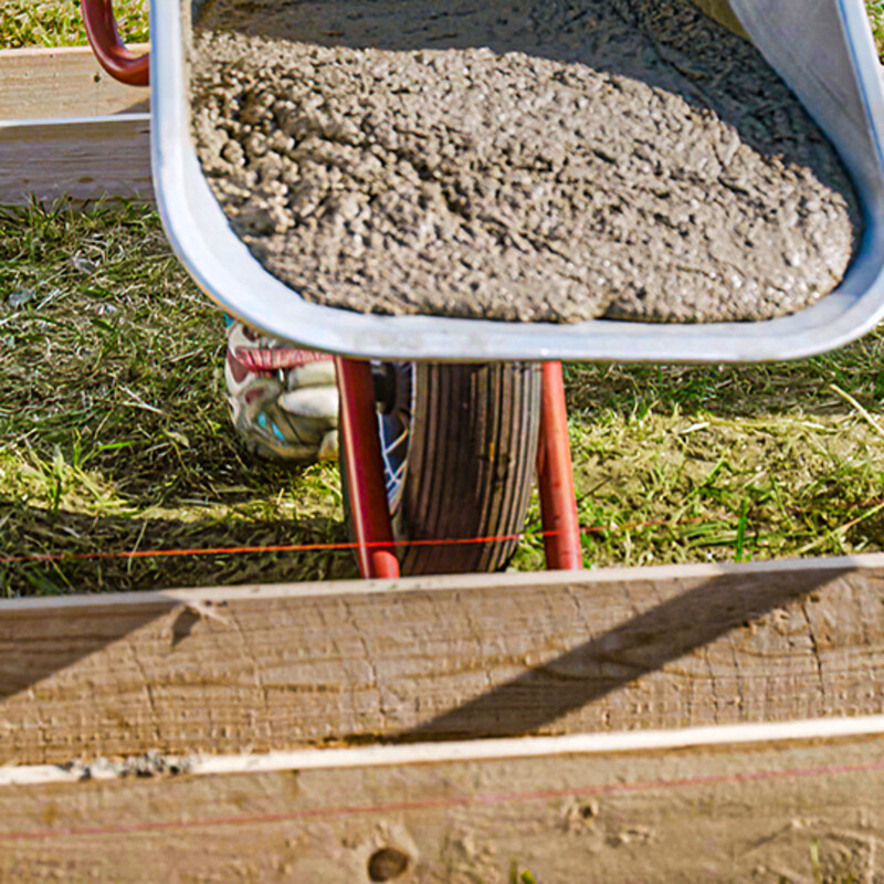 Beton in Schalung eingießen