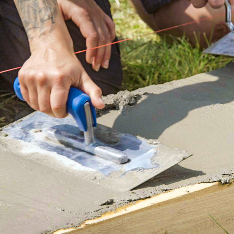 Beton in Schalung glattstreichen