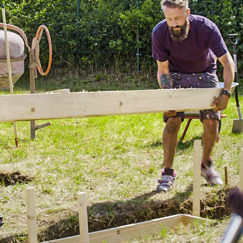 Fundament-Schalung wid gebaut und in den Fundamentgräben platziert