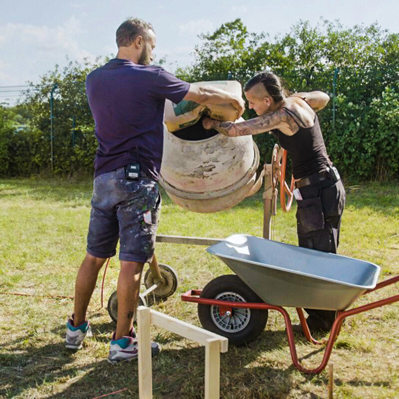 Betonsack in Mischmaschine einfüllen