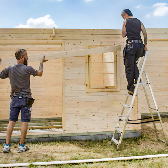 Dachkonstruktion vom Gartenhaus wird aufgebaut