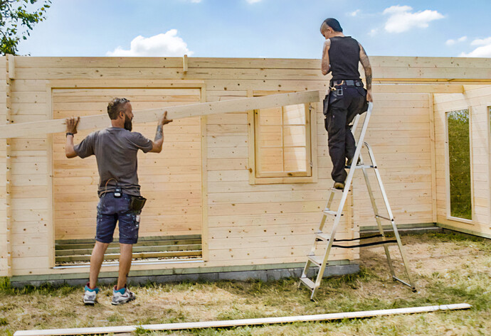 Dachkonstruktion vom Gartenhaus wird aufgebaut